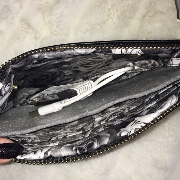 Adrienne Vittadini Charging wallet w/ RFID protect - Picture 5 of 5